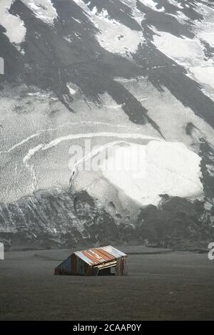 Capanna arrugginita da un'antica stazione di Whalers sulla spiaggia di Whalers' Bay nell'Isola Deception, Penisola Antartica. Foto Stock