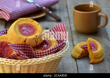 cestino di pane con biscotti dolci per la colazione su tavolo di legno Foto Stock