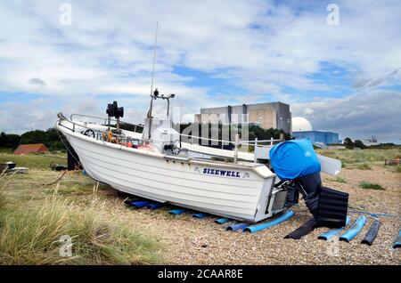la barca da pesca costiera ha trasportato sulla spiaggia di fronte alla centrale nucleare di sizewell Foto Stock