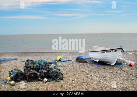 barca da pesca costiera tirata su sizewell spiaggia suffolk inghilterra Foto Stock