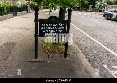 Il cartello accoglie i visitatori del villaggio residenziale e urbano di Ranelagh sul lato sud di Dublino, Irlanda. Foto Stock