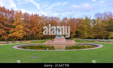 Vista autunnale del Monumento Frederic Chopin nel Royal Baths Park di Varsavia, Polonia Foto Stock