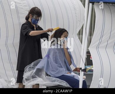 Cupertino, Stati Uniti. 05 agosto 2020. Un estetista taglia i capelli di una donna fuori dei tagli di Wonder su El Camino Real a Sunnyvale, California mercoledì 5 agosto 2020. La California sta cercando di far fronte alla pandemia del coronavirus senza entrare in un secondo blocco. Photo by Terry Schmitt/UPI Credit: UPI/Alamy Live News Foto Stock