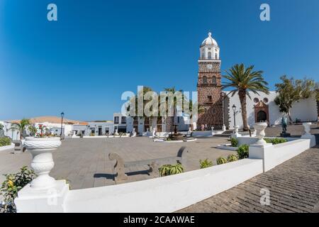 Lanzarote, Spagna - 01 novembre 2016.Teguise. Chiesa Iglesia de Nuestra Senora de Guadalupe e palme Foto Stock