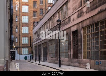 Vista in fondo strada vuota a Londra senza cielo Foto Stock