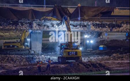 Demolizione di autostrade con escavatore. Foto Stock