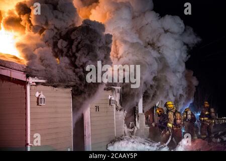 Fuoco di casa con fiamma intensa e nuvola di fumo nero. Foto Stock