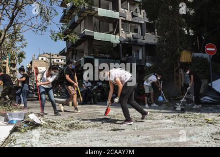 Beirut, Libano, 5 agosto 2020. La gente lavora per eliminare i detriti da una strada vicina al porto della capitale, luogo di una catastrofica esplosione che ha distrutto gran parte dei quartieri settentrionali della città. Elizabeth Fitt Foto Stock