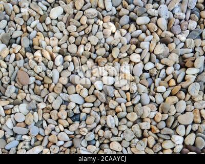 Pietra schiacciata sul mare, sfondo pietre Pebble, grana ghiaia per 3d, foto Foto Stock