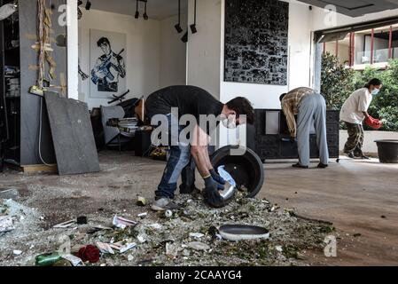 Beirut, Libano, 5 agosto 2020. Le persone lavorano per eliminare i detriti dal loro appartamento direttamente di fronte al porto della capitale, luogo di una catastrofica esplosione che ha distrutto gran parte dei quartieri settentrionali della città. Elizabeth Fitt Foto Stock