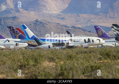 MOJAVE, CALIFORNIA, STATI UNITI - 22 giu 2020: Un aereo al Mojave Air and Space Port Boneyard è smantellato per le parti. Foto Stock