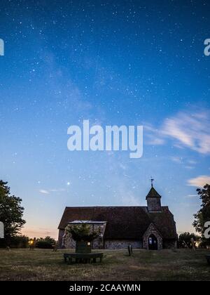 Harty, Kent, Regno Unito. 5 agosto 2020. La Via Lattea vista dietro la Chiesa di Harty a Kent (Chiesa di San Tommaso Apostolo), un edificio storico di primo XI o XII secolo di grado II. Saturno e Giove possono anche essere chiaramente visti in basso a sinistra delle foto. Credit: James Bell/Alamy Live News Foto Stock