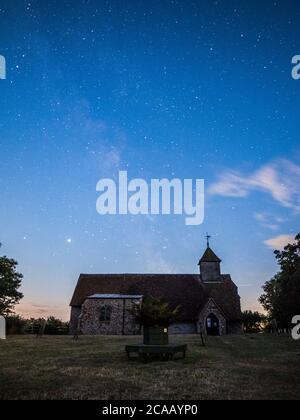 Harty, Kent, Regno Unito. 5 agosto 2020. La Via Lattea vista dietro la Chiesa di Harty a Kent (Chiesa di San Tommaso Apostolo), un edificio storico di primo XI o XII secolo di grado II. Saturno e Giove possono anche essere chiaramente visti in basso a sinistra delle foto. Credit: James Bell/Alamy Live News Foto Stock