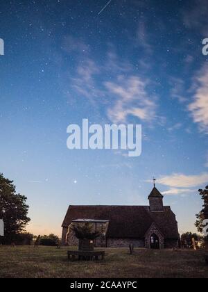 Harty, Kent, Regno Unito. 5 agosto 2020. La Via Lattea vista dietro la Chiesa di Harty a Kent (Chiesa di San Tommaso Apostolo), un edificio storico di primo XI o XII secolo di grado II. Saturno e Giove possono anche essere chiaramente visti in basso a sinistra delle foto. Credit: James Bell/Alamy Live News Foto Stock