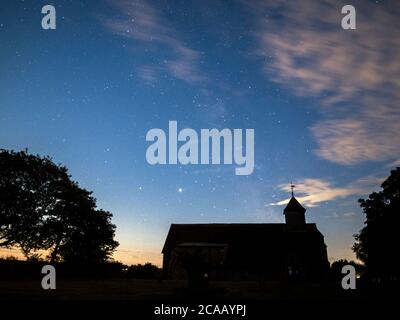 Harty, Kent, Regno Unito. 5 agosto 2020. La Via Lattea vista dietro la Chiesa di Harty a Kent (Chiesa di San Tommaso Apostolo), un edificio storico di primo XI o XII secolo di grado II. Saturno e Giove possono anche essere chiaramente visti in basso a sinistra delle foto. Credit: James Bell/Alamy Live News Foto Stock