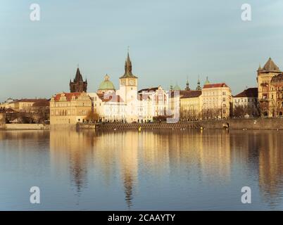 PRAGA, OPERE D'ACQUA DELLA CITTÀ VECCHIA A NOVOTNY LAVKA - Deceber 11, 2019: Praga, lungo il fiume in autunno. Charles Bridge e Novotnevo Lavka con una torre dell'orologio, NE Foto Stock