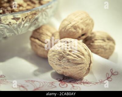 noci intere e noccioli su sciarpa bianca Foto Stock