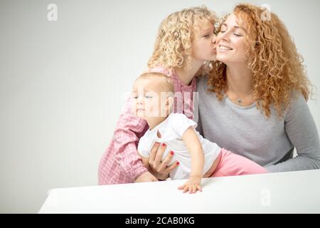 una sensazione di calore tra genitori e bambini. bionda adora sua madre Foto Stock