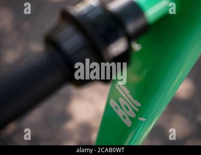 Bucarest, Romania - 29 luglio 2020: Uno scooter elettrico a bullone è parcheggiato su un marciapiede a Bucarest. Questa immagine è solo per uso editoriale. Foto Stock