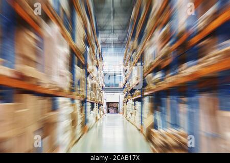 Magazzino o negozio fabbrica in effetto di movimento sfocato, hardware box per consegna, logistica e distribuzione carico di stoccaggio. Foto Stock