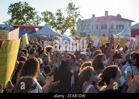 Le donne devono organizzare manifestazioni a livello nazionale il giorno in cui l’AKP discute della Convenzione di Istanbul. Le organizzazioni femminili organizzeranno manifestazioni in varie parti Foto Stock