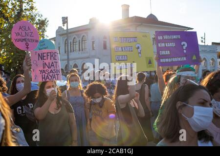 Le donne devono organizzare manifestazioni a livello nazionale il giorno in cui l’AKP discute della Convenzione di Istanbul. Le organizzazioni femminili organizzeranno manifestazioni in varie parti Foto Stock