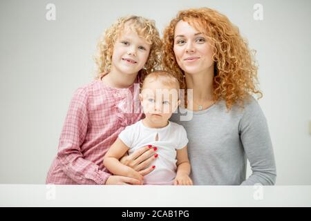 amore della madre. relazione calda tra madre e bambini. primo piano foto. studio shot Foto Stock
