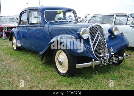 Un 1955 Citroen Traction Avant parcheggiato in mostra alla Fiera del vapore di Torbay, Churston, Devon, Inghilterra, Regno Unito. Foto Stock