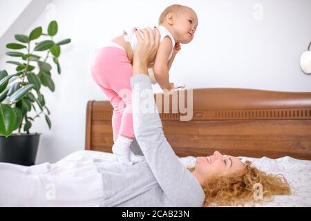 la piccola meraviglia concetto. eccitato zenzero ragazza ama il suo bambino dolce. primo piano vista laterale foto. poca felicità Foto Stock