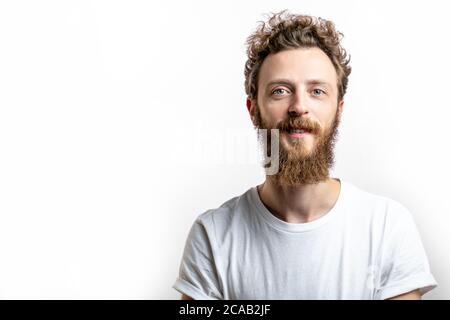 Simpatico, gentile e sincero, l'hipster guy sorride alla telecamera, esprime emozioni positive simpatia e grande amore. Allegro romantico fiorista con dai Foto Stock