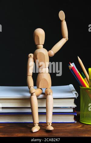Concetto di ritorno a scuola con forniture per ufficio e manichino accogliente. Foto Stock