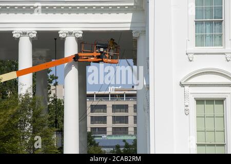Washington, Stati Uniti. 05 agosto 2020. I dipendenti puliscono l'esterno della Casa Bianca a Washington, DC mercoledì 5 agosto 2020. Foto di Stefani Reynolds/UPI Credit: UPI/Alamy Live News Foto Stock