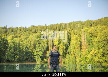 brutale turista ha trovato la strada. bello esploratore arrivato a destinazione. magnifica foresta sullo sfondo della foto Foto Stock