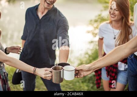 gli studenti allegri celebrano il successo del business. primo piano foto ritagliata Foto Stock