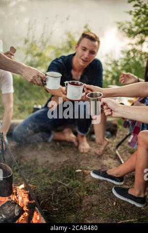 Gli studenti celebrano il Master in un paesaggio pittoresco. Evento importante, concetto di vacanza Foto Stock