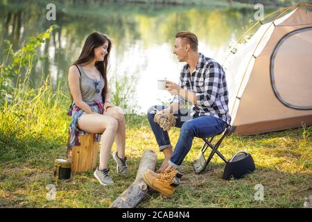 appena sposato felice coppia che si diverte in vacanza. foto a lunghezza intera. data concetto. Foto Stock