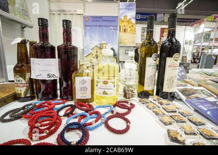 BELGRADO, SERBIA - 25 OTTOBRE 2019: Prodotti alcolici dei monasteri serbi del Kosovo, come Rakija di Gracanica o Decani in mostra in un marchio Foto Stock