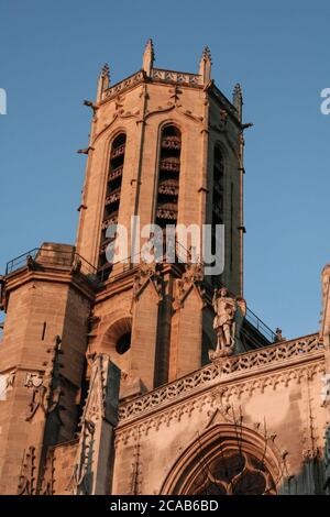 Campanile della Cattedrale di Saint Sauveur chiesa in Aix en Provence, Francia. Si tratta di una cattedrale gotica e di un punto di riferimento importante della città di Aix, a Bou Foto Stock