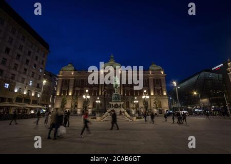 BELGRADO, SERBIA - 11 NOVEMBRE 2019: Panorama di Trg Republike di notte con la statua del principe Mihailo (Knez Mihailo) di fronte al Museo Nazionale di Serbo Foto Stock