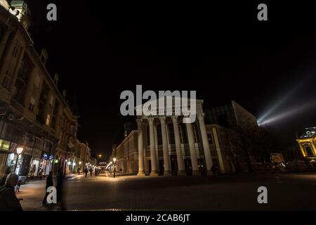 SUBOTICA, SERBIA - 19 NOVEMBRE 2019: Strada principale del centro di Subotica con il Teatro Nazionale di Subotica di notte. Anche chiamato Narodno Pozoriste, esso Foto Stock