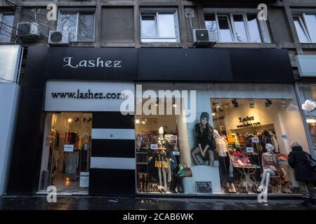 BUCAREST, ROMANIA - 11 FEBBRAIO 2020: Logo Lashez davanti alla loro boutique principale di Bucarest. Lashez è un designer di moda rumeno che produce rea Foto Stock