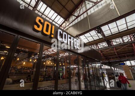 BUCAREST, ROMANIA - 15 FEBBRAIO 2020: Logo SO Coffee di fronte alla loro caffetteria locale nella stazione ferroviaria di Bucarest. Parte di Lagardere Travel Retail Foto Stock