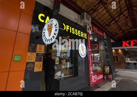 BUCAREST, ROMANIA - 15 FEBBRAIO 2020: Logo Cartofisserie di fronte al loro ristorante locale nella stazione ferroviaria di Bucarest. Cartofisserie è un rumeno Foto Stock