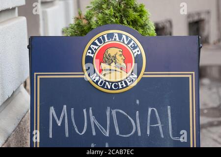 BELGRADO, SERBIA - 17 GIUGNO 2018: Il logo Paulaner Beer davanti alla terrazza di un bar serbo che fa pubblicità alla coppa del mondo di calcio. Paulaner Bier lo è Foto Stock