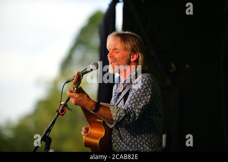 Il maestro blues Geoff Achison si esibisce al festival 'The Source' fringe nei Giardini Botanici di Benalla. 23 marzo 2019 Foto Stock