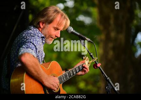 Il maestro blues Geoff Achison si esibisce al festival 'The Source' fringe nei Giardini Botanici di Benalla. 23 marzo 2019 Foto Stock