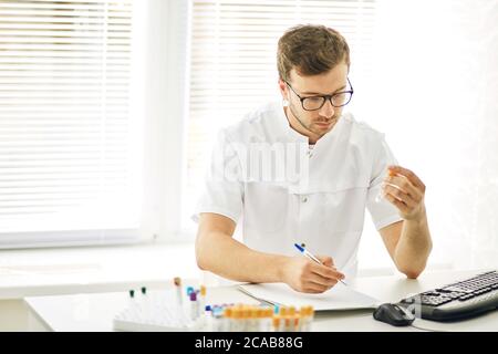 l'uomo serio si è concentrato sul suo lavoro in laboratorio. concetto di esperimento. educazione . primo piano foto. concetto di test Foto Stock