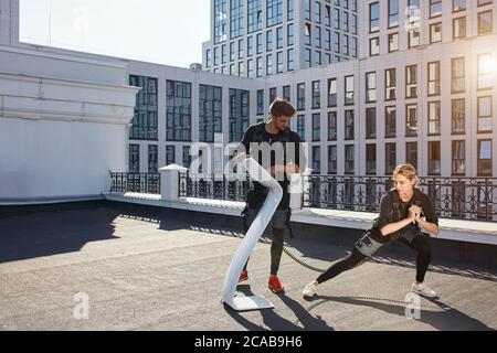 giovane donna bionda impressionante che fa allunga. concetto completo di photo.health care di lunghezza Foto Stock