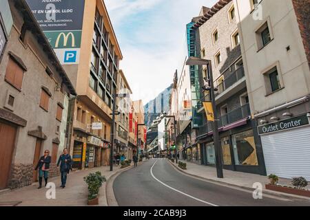 Distretto Retail su Av. Meritxell a Andorra la Vella, capitale di Andorra. Una destinazione popolare per raccogliere merci duty free in Europa Foto Stock