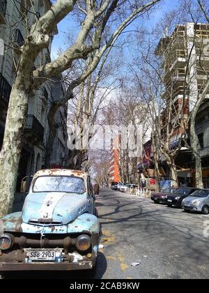 MONTEVIDEO, URUGUAY - 07 luglio 2020: Vecchia auto sulla strada di montevideo, uruguay. Dipinto in colori bandiera Foto Stock